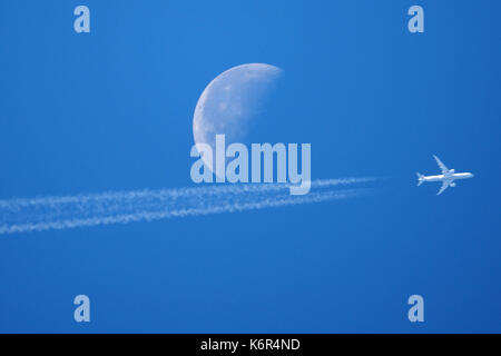 Sheerness, Kent. 13 Sep, 2017. Météo France : un jet vole au-delà de la lune. La lune est dans une phase du troisième trimestre (parfois appelé un dernier quartier de lune) - cela se produit environ 3 semaines après la Nouvelle Lune, lorsque la terre est de 3/4 de la voie par son orbite autour de la Terre. Credit : James Bell/Alamy Live News Banque D'Images