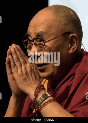 Francfort, Allemagne. 13 sep, 2017. Le dalaï-lama parle de la century hall à Frankfurt am Main, Allemagne, 13 septembre 2017. Le chef spirituel des Tibétains est en visite de trois jours en Hesse. photo : boris roessler/dpa dpa : crédit photo alliance/Alamy live news Banque D'Images