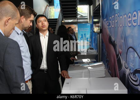 Budapest. 12 sep, 2017. personnes visitent la zte 5g radio l'équipement d'accès réseau sur zte innovation day à Budapest, Hongrie sur sept. 12, 2017 entreprise de télécommunications chinois ZTE Corporation a présenté les détails de son évolution révolutionnaire 5g mardi ici sur zte innovation day. crédit : yang yongqian/Xinhua/Alamy live news Banque D'Images