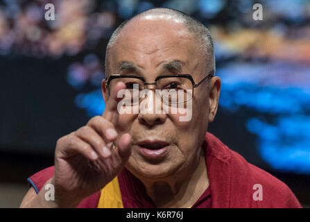 Francfort, Allemagne. 13 sep, 2017. Le dalaï-lama parle avec des élèves de la century hall à Frankfurt am Main, Allemagne, 13 septembre 2017. Le chef spirituel des Tibétains est en visite de trois jours en Hesse. photo : boris roessler/dpa dpa : crédit photo alliance/Alamy live news Banque D'Images