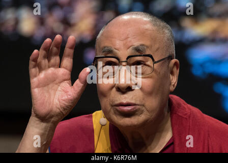 Francfort, Allemagne. 13 sep, 2017. Le dalaï-lama parle avec des élèves de la century hall à Frankfurt am Main, Allemagne, 13 septembre 2017. Le chef spirituel des Tibétains est en visite de trois jours en Hesse. photo : boris roessler/dpa dpa : crédit photo alliance/Alamy live news Banque D'Images