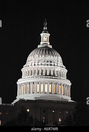 Vue nocturne très haute résolution du dôme du Capitole des États-Unis avec la lanterne éclairée vers le front ouest à Washington, DC le mardi 12 septembre 2017. La lanterne est allumée lorsqu'une ou les deux chambres du Congrès sont en session. Crédit : Ron Sachs/CNP /MediaPunch Banque D'Images