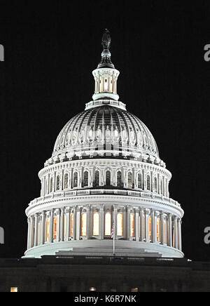 Vue nocturne très haute résolution du dôme du Capitole des États-Unis avec la lanterne éclairée vers le front ouest à Washington, DC le mardi 12 septembre 2017. La lanterne est allumée lorsqu'une ou les deux chambres du Congrès sont en session. Crédit : Ron Sachs/CNP /MediaPunch Banque D'Images