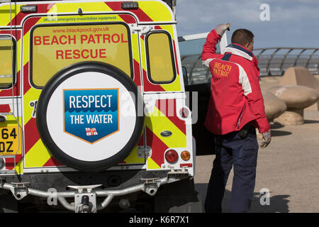 Beach Patrol Rescue Land Rover à Blackpool, Royaume-Uni. Septembre 2017. Météo Royaume-Uni. De forts vents sur la côte comme la tempête Aileen est due à frapper les stations du nord-ouest avec des vents de jusqu'à 70mph attendus. Des avertissements météorologiques violents ont été émis par le bureau met, le nord de l'Angleterre étant prévu pour supporter de fortes pluies et des vents de force de tempête. Banque D'Images