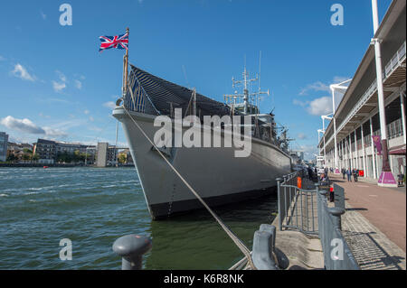 Excel, Londres, Royaume-Uni. 13 sep, 2017. la défense et d'équipements de sécurité international (dsei), le leader de la défense et de la sécurité mondiale événement exécute du 12 au 15 septembre 2017. grandes navires amarrés à l'extérieur des halls à portée de vue de canary wharf peut être visité par les délégués à l'enregistrement des navires en visite 24. photo : hms cattistock. crédit : Malcolm park/Alamy live news. Banque D'Images