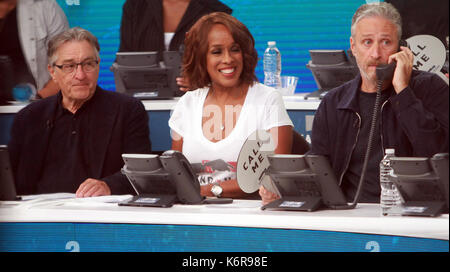 New YORK, NY 12 septembre 2017 Robert de Niro, Gayle King, Jon Stewart vont À La Main : un avantage pour l'ouragan relief de répondre aux téléphones À L'America Time Square Studio De Bonne Matinée à New York 12 septembre 2017.Credit:RW/MediaPunch Banque D'Images