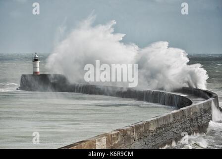 Newhaven, East Sussex. 13 sept., 2017. Météo britannique. Des vents forts continuent de le long de la côte du Sussex après la tempête Aileen. East Sussex. Crédit : Peter Cripps/Alamy Live News Banque D'Images