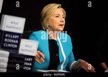 New York, États-Unis. 12 septembre 2017. Hillary Clinton signe des copies de son livre, « What Abris », à Barnes & Noble Union Square, le 12 septembre 2017 à New York. Crédit: Geisler-Fotopress/Alay Live News Banque D'Images