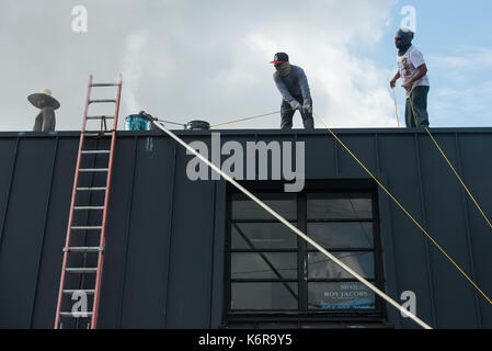 Plantation, Florida, USA. 13 sep, 2017. hommes travaillent sur la reconstruction d'un toit endommagé par l'ouragan l'Irma, à Dania Beach, FLA. Restauration et réhabilitation des efforts sont en cours dans tout l'état de Floride. crédit : orit ben-ezzer/zuma/Alamy fil live news Banque D'Images