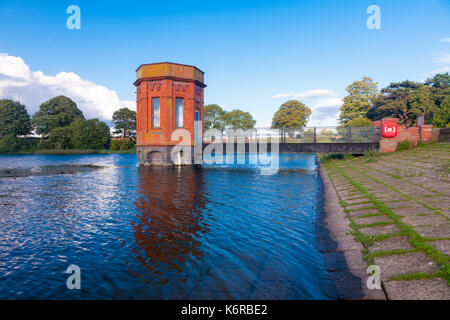 Sywell Country Park, East Northamptonshire. 13 sept., 2017. Météo britannique. Une belle soirée ensoleillée après de fortes averses de pluie et de vents forts pendant la journée. L'original de style édouardien en brique rouge de pompage et un tour de soupape avec les nuages et ciel bleu en arrière-plan. Credit : Keith J Smith./Alamy Live News Banque D'Images