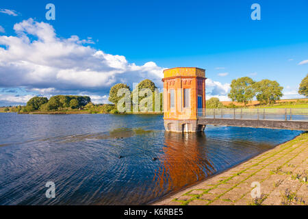 Sywell Country Park, East Northamptonshire. 13 sept., 2017. Météo britannique. Une belle soirée ensoleillée après de fortes averses de pluie et de vents forts pendant la journée. L'original de style édouardien en brique rouge de pompage et un tour de soupape avec les nuages et ciel bleu en arrière-plan. Credit : Keith J Smith./Alamy Live News Banque D'Images