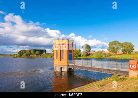 Sywell Country Park, East Northamptonshire. 13 sept., 2017. Météo britannique. Une belle soirée ensoleillée après de fortes averses de pluie et de vents forts pendant la journée. L'original de style édouardien en brique rouge de pompage et un tour de soupape avec les nuages et ciel bleu en arrière-plan. Credit : Keith J Smith./Alamy Live News Banque D'Images