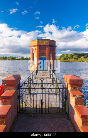 Sywell Country Park, East Northamptonshire. 13 sept., 2017. Météo britannique. Une belle soirée ensoleillée après de fortes averses de pluie et de vents forts pendant la journée. L'original de style édouardien en brique rouge de pompage et un tour de soupape avec les nuages et ciel bleu en arrière-plan. Credit : Keith J Smith./Alamy Live News Banque D'Images