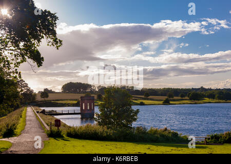 Sywell Country Park, East Northamptonshire. 13 sept., 2017. Météo britannique. Une belle soirée ensoleillée après de fortes averses de pluie et de vents forts pendant la journée. L'original de style édouardien en brique rouge de pompage et un tour de soupape avec les nuages et ciel bleu en arrière-plan. Credit : Keith J Smith./Alamy Live News Banque D'Images