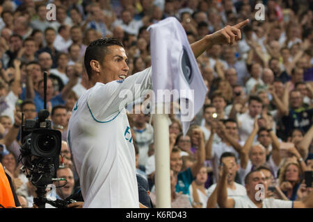 Le real madrid cristiano ronaldo célèbre lors d'une notation du groupe h de la Ligue des champions match de football entre le real madrid et l'APOEL Nicosie Nicosie au Santiago Bernabeu à Madrid, Espagne, mercredi, sept. 13, 2017. Banque D'Images