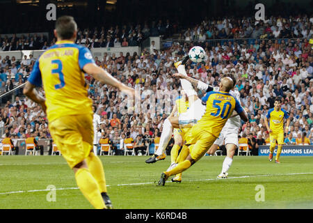 Madrid, Espagne. 14Th Sep 2017. Sergio Ramos Garcia (4) joueur du Real Madrid célèbre le (3, 0) après avoir marqué le but de son équipe. La Ligue des Champions de l'UCL entre le Real Madrid contre l'APOEL Nicosie au Santiago Bernabeu à Madrid, Espagne, le 13 septembre 2017 . Más Información Gtres Crédit : Comuniación sur ligne, S.L./Alamy Live News Banque D'Images