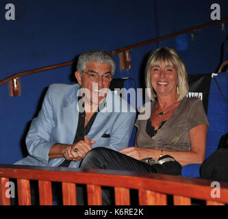 Fort LAUDERDALE, FL - JANVIER 08: Frank Vincent arrive à la projection Du Genre En attente au cinéma Paradiso. Genius EN ATTENTE est un film documentaire raconté par Frank Vincent (Goodfellas, Casino, Raging Bull) qui raconte l'histoire épique de Walter L. Shaw, un génie de l'ingénierie qui, il y a plus d'un demi-siècle, une technologie inventée qui a transformé le système téléphonique rudimentaire des années 1950 en la base de l'industrie mondiale des télécommunications de pointe. AT&T détenait un monopole d'étranglement. Le 8 janvier 2009, à fort Lauderdale, en Floride. Crédit : mp122/MediaPunch Banque D'Images