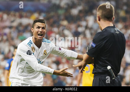 Madrid, Espagne. 13 Sep, 2017. L'avant du Real Madrid CRISTIANO RONALDO fait valoir avec le fonctionnaire au cours de l'action de la Ligue des Champions contre l'APOEL Nicosie Nicosie au Santiago Bernabeu. Crédit : Jack Abuin/ZUMA/Alamy Fil Live News Banque D'Images