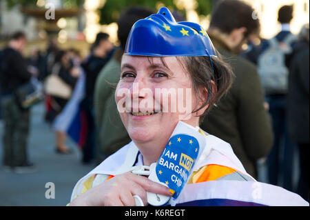 Londres, Royaume-Uni. 13 Sep, 2017. Une femme avec un masque de visage de l'Union européenne sur sa tête est photographié pendant le rallye comme une journée d'action pour les citoyens de l'UE au Royaume-Uni et les citoyens britanniques dans l'Europe. Le rassemblement à Trafalgar Square est créé pour célébrer la vie de tous les citoyens de l'UE vivant au Royaume-Uni et les citoyens britanniques dans l'Europe et soutenir leur demande simple de garder leurs droits inchangés après Brexit. Banque D'Images