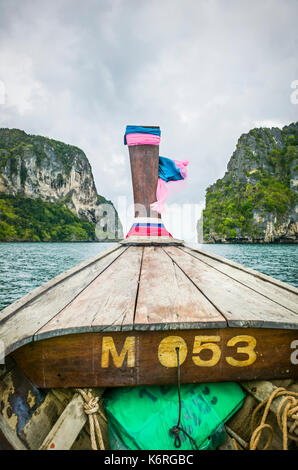 La proue d'un bateau à longue queue sur la mer Andaman dirigé entre deux îles, au large de Krabi, Thaïlande. Banque D'Images