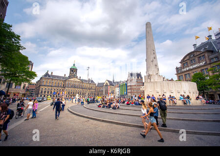 Amsterdam, avec des fleurs et des vélos sur les ponts sur les canaux, la Hollande, Pays-Bas Banque D'Images