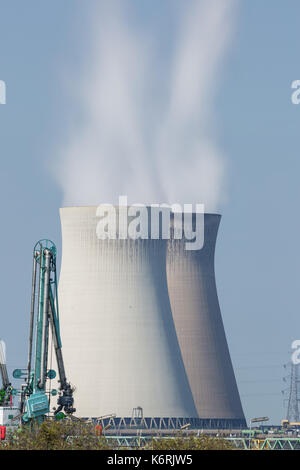 Les cheminées de la centrale nucléaire de Doel, près d'Anvers vu de fort liefkenshoek Banque D'Images