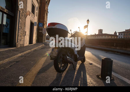 Une moto garée près de la rivière Arno, dans la ville de Pise, Toscane Italie Europe EU Banque D'Images