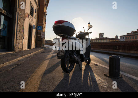 Une moto garée près de la rivière Arno, dans la ville de Pise, Toscane Italie Europe EU Banque D'Images