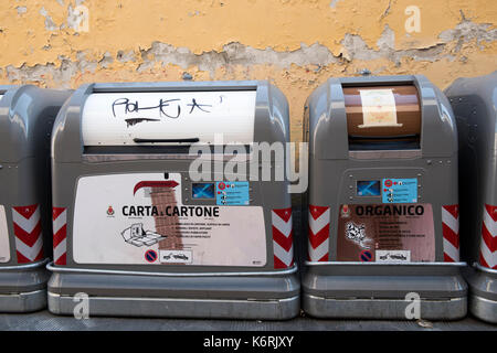 Bacs de recyclage sur une rue latérale à Pise, toscane italie Europe eu Banque D'Images