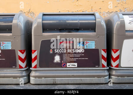 Bacs de recyclage sur une rue latérale à Pise, toscane italie Europe eu Banque D'Images