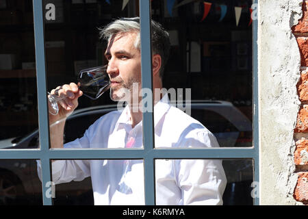 Le vin rouge, le bouquet parfait et couleur. sommelier vin dégustation se détendre après une dure journée de travail. homme boire du vin sur la terrasse Banque D'Images