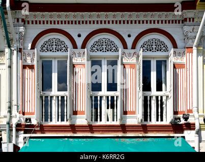 Singapour traditionnel shop chambre avec fenêtres en bois blanc, les majorquines et colonnes ornées dans la ville historique de Kampong Glam. Banque D'Images