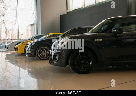 Une rangée de voitures modifiées dans le showroom de U2 des voitures dans la zone Fengyiqiao de Beijing. Banque D'Images