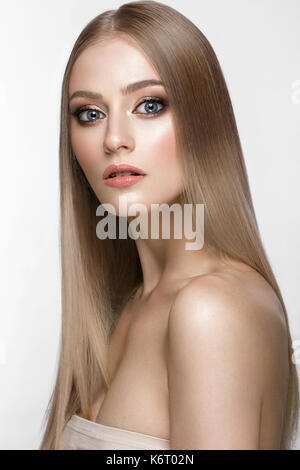 Une belle fille blonde avec des cheveux parfaitement lisse, et classique. beauté visage. photo prise dans le studio. Banque D'Images