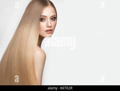 Une belle fille blonde avec des cheveux parfaitement lisse, et classique. beauté visage. photo prise dans le studio. Banque D'Images