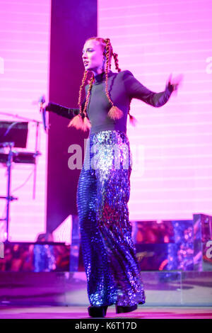 Jess glynne live sur scène lors de son concert en plein air dans le parc du château d'Alnwick, Northumberland alnwick dans. Comprend : jess glynne où : alnwick, Northumberland, Royaume-Uni Quand : 12 août 2017 Source : wenn.com Banque D'Images