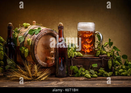 Still Life of vintage beer barrel et houblon vert Banque D'Images