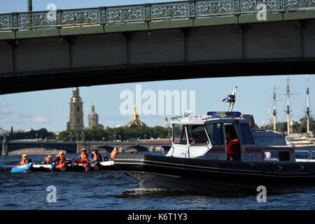 Saint-pétersbourg, Russie - le 15 août 2015 : bateau de sauvetage et les cavaliers sur le début de la rivière forteresse Oreshek marathon race. Ce bateau à moteur international c
