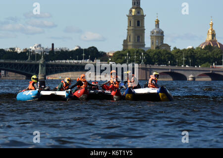 Saint-pétersbourg, Russie - le 15 août 2015 : Les coureurs non identifiés sur le début de la rivière forteresse Oreshek marathon race. Ce bateau à moteur international c