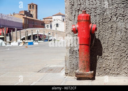 Vieux rouge d'incendie dans la rue. fire hidrant pour l'accès d'incendie de secours . Banque D'Images