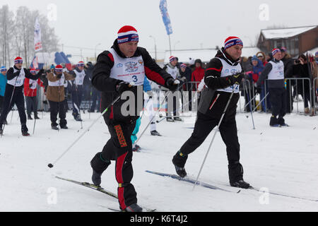 Saint-pétersbourg, Russie - 11 Février 2017 : les gens sur le début de la course de ski de piste de ski de la Russie. La course a lieu chaque année depuis 1982 Banque D'Images