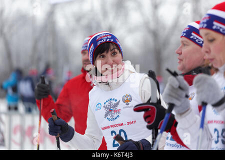 Saint-pétersbourg, Russie - 11 Février 2017 : des personnes se préparant à la début de la course de ski de piste de ski de la Russie. La course a lieu chaque année depuis 19 Banque D'Images