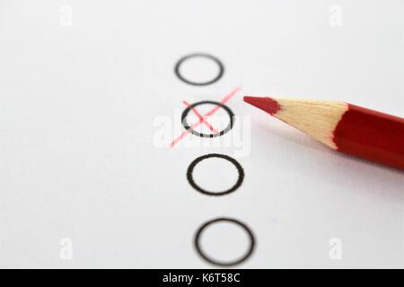 Concept d'une image d'un crayon rouge et un questionnaire Banque D'Images