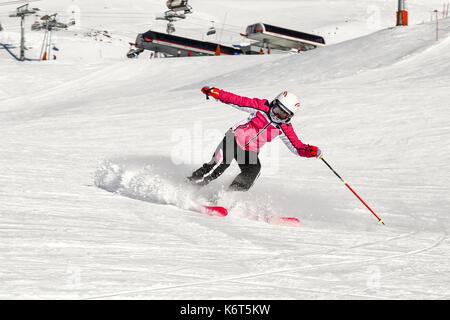 Peu d'adolescentes le ski et fait des nuages de poudreuse sur Mountain Resort. Banque D'Images