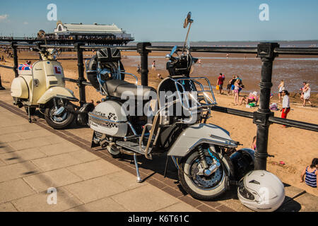 Le vieux scooter Vespa garé cleethorpes angleterre ray boswell Banque D'Images