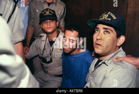 Telaviv, Israël, 7 novembre 1995 - Yigal Amir, l'extrémiste israélien de droite et l'assassin du premier ministre israélien Yitzhak Rabin le 4 novembre 1995, dans une salle de cour pour son telaviv première apparition depuis l'assassinat de Rabin, seulement 2 jours avant à rois d'Israël square à telaviv. Banque D'Images