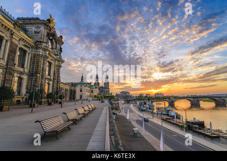 Coucher du soleil sur les toits de la ville de Dresde à elbe et Augustus pont, Dresden, Allemagne Banque D'Images