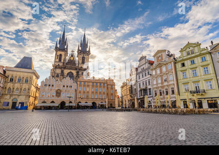 Lever du soleil sur les toits de la ville de Prague à Prague Old Town Square, Prague, République tchèque Banque D'Images