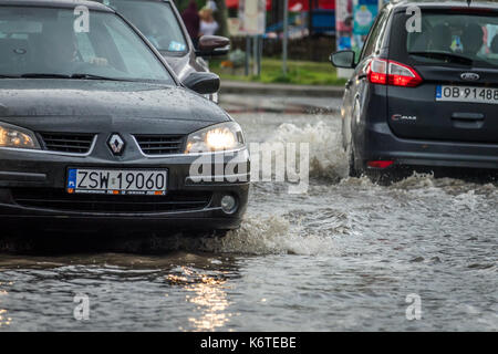 Sarbinowo, Pologne - août 2017 : les voitures passer par la rue inondée après de fortes pluies extrêmement Banque D'Images