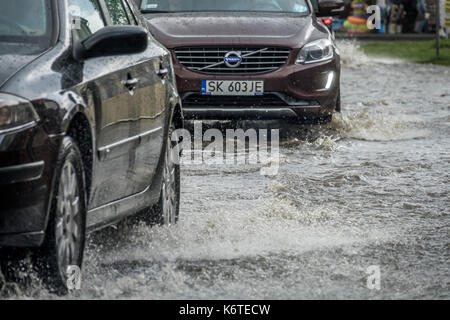 Sarbinowo, Pologne - août 2017 : les voitures passer par la rue inondée après de fortes pluies extrêmement Banque D'Images